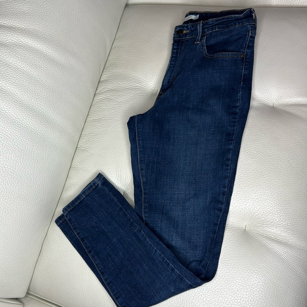 Size 31. Levi’s dark denim skinny jeans